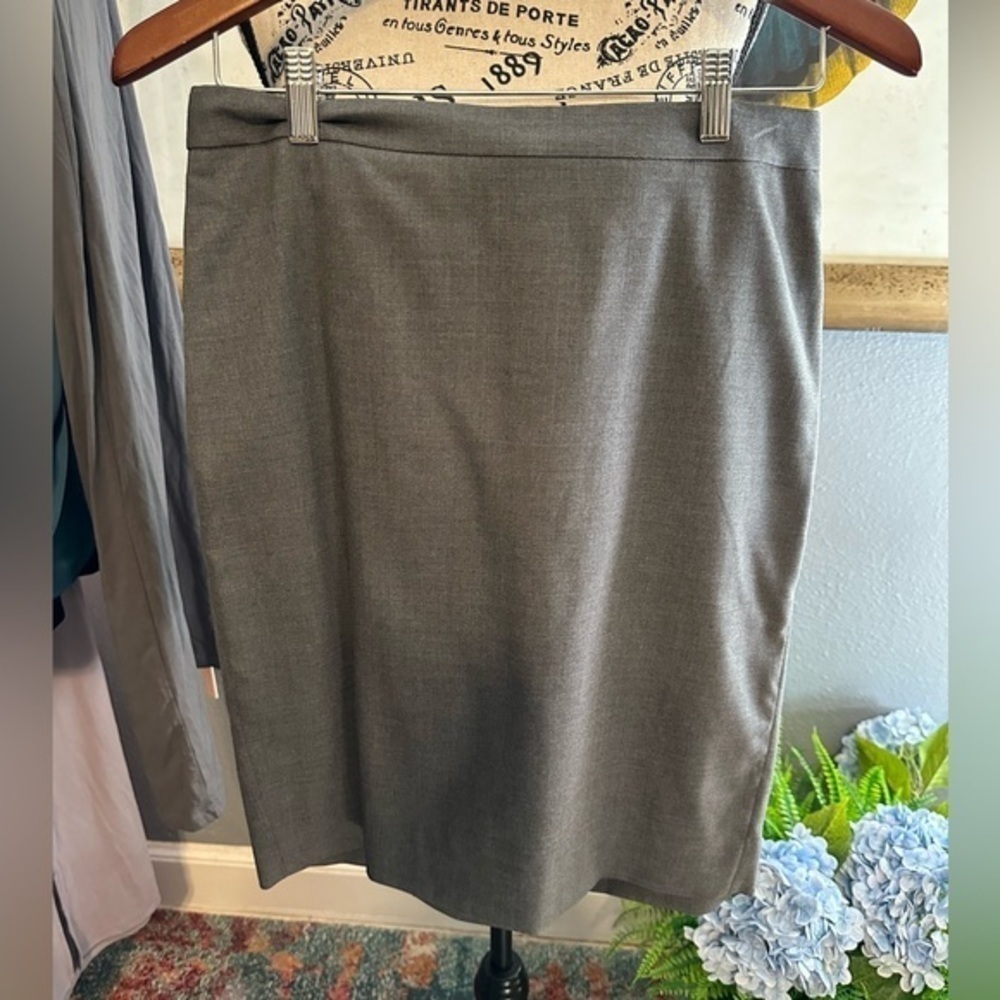 NWOT with callout. No 2 j crew pencil skirt. Lined. Size 4